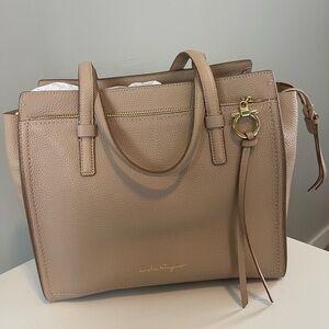Salvatore ferragamo beige leather shoulder bag